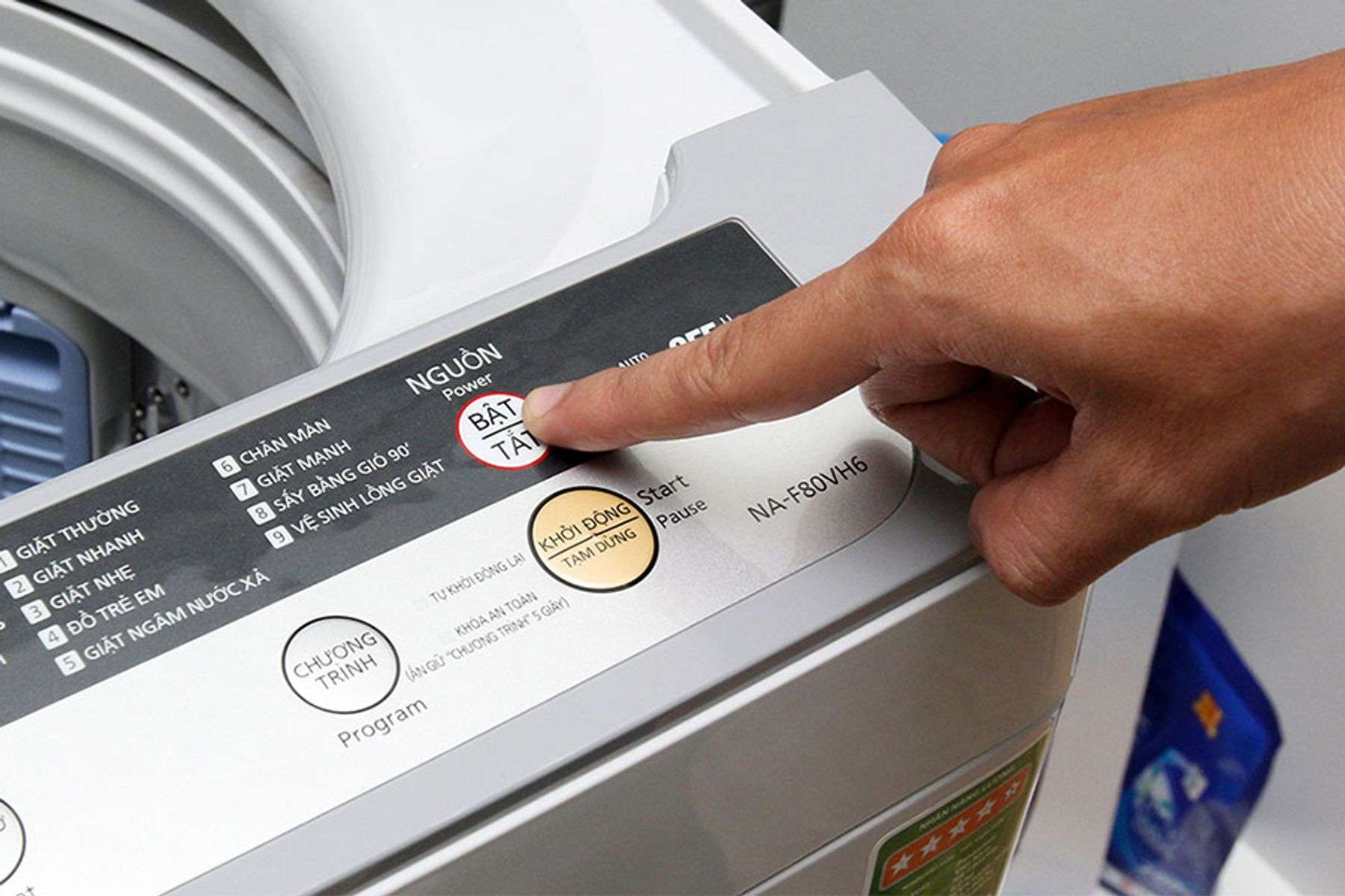 Nhấn nút Start cho máy giặt chạy chương trình
