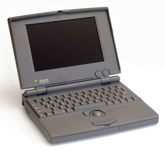 Laptop ngày xưa khá thô sơ và sử dụng nhiều linh kiện đơn giản. Đơn cử như chiếc MacBook 100 của Apple trong hình.