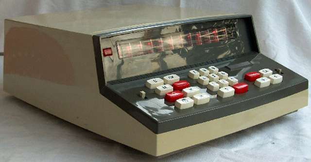 Những chiếc máy tính cầm tay ngày xưa ví dụ như chiếc ELKA 22 ra mắt từ năm 1965 với màn hình kỹ thuật số.