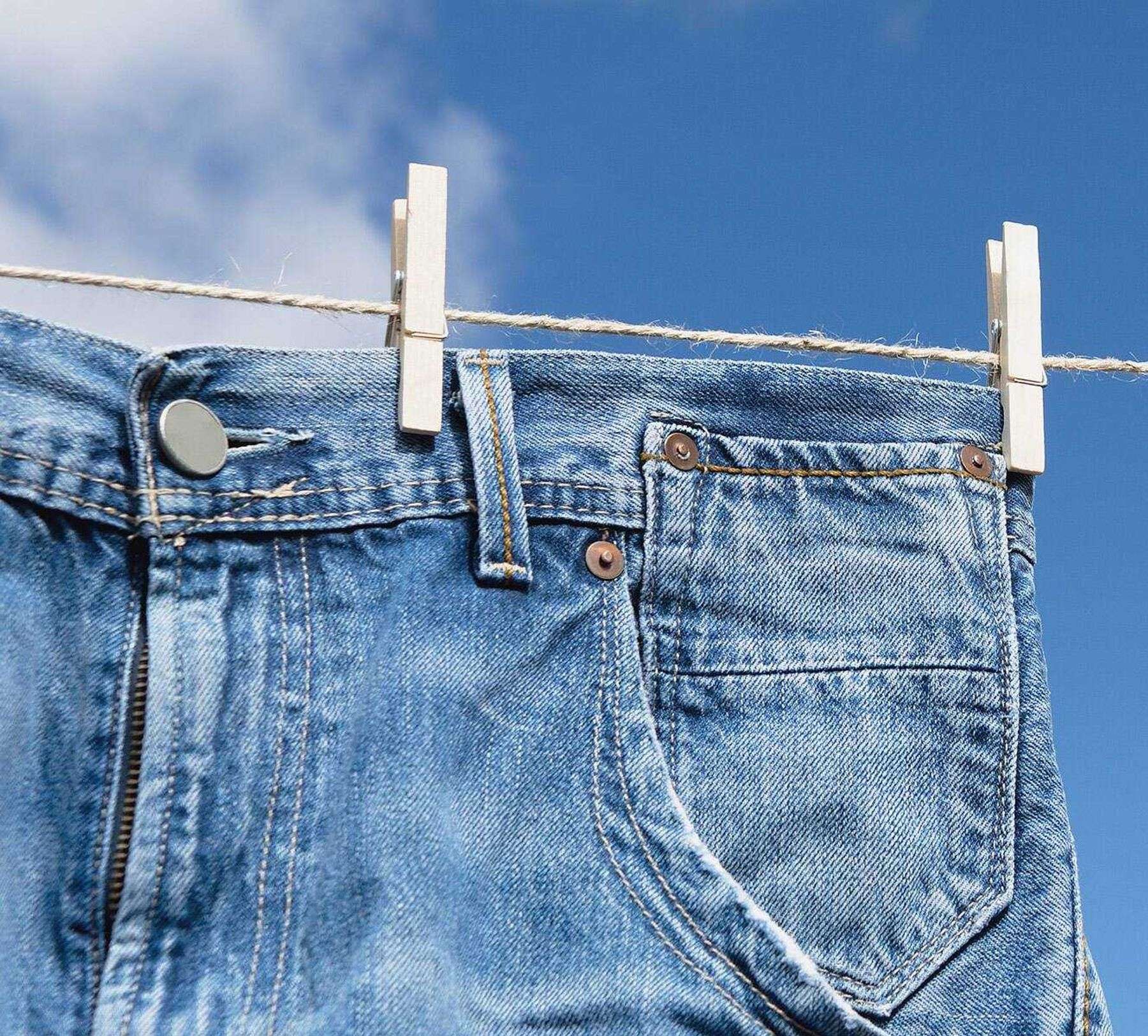 Cách giặt quần áo mới mua tránh phai màu đối với những loại vải bò (vải jeans)