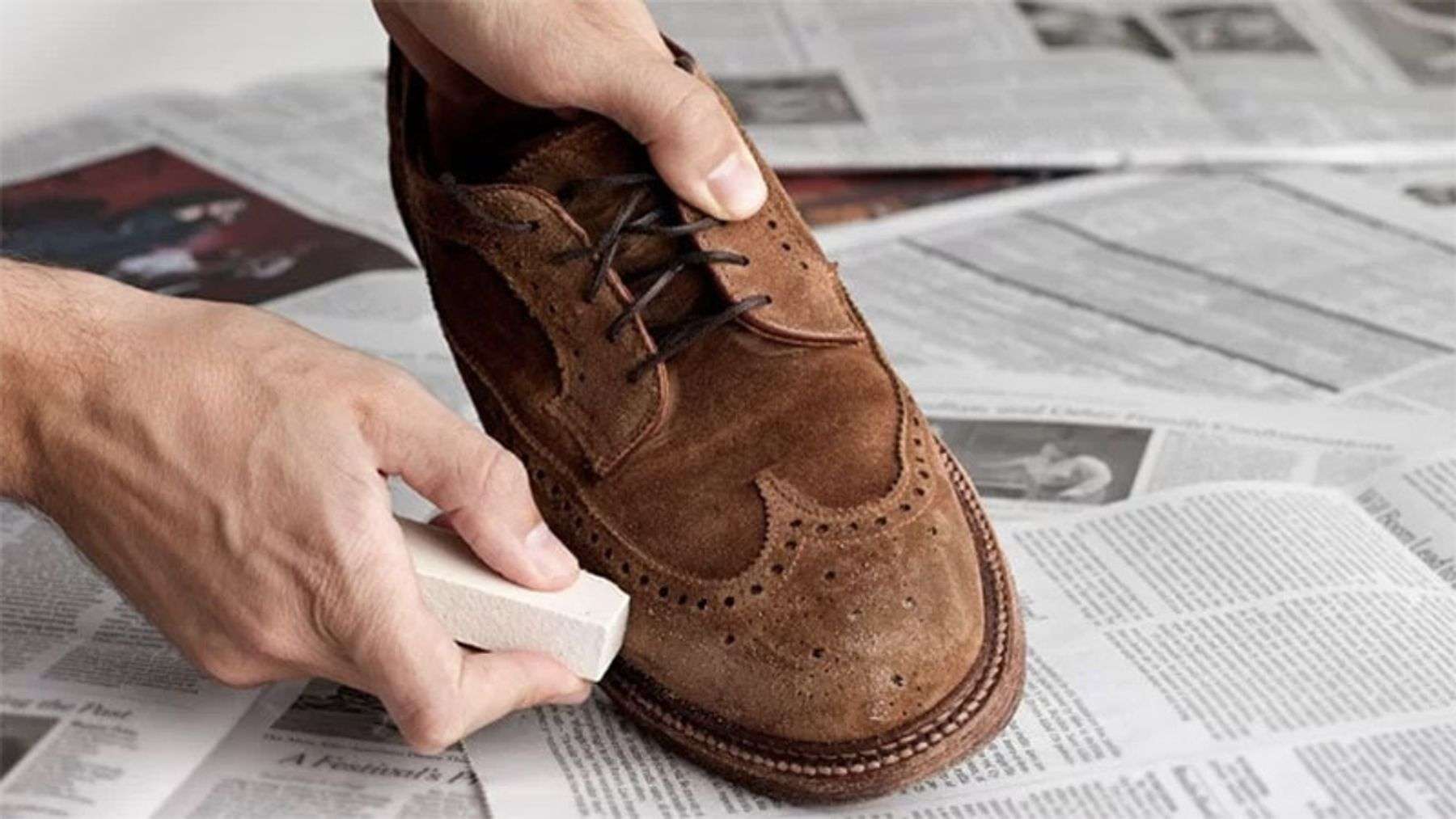 Dùng giấm hoặc cồn để vệ sinh tấy trắng giày da lộn