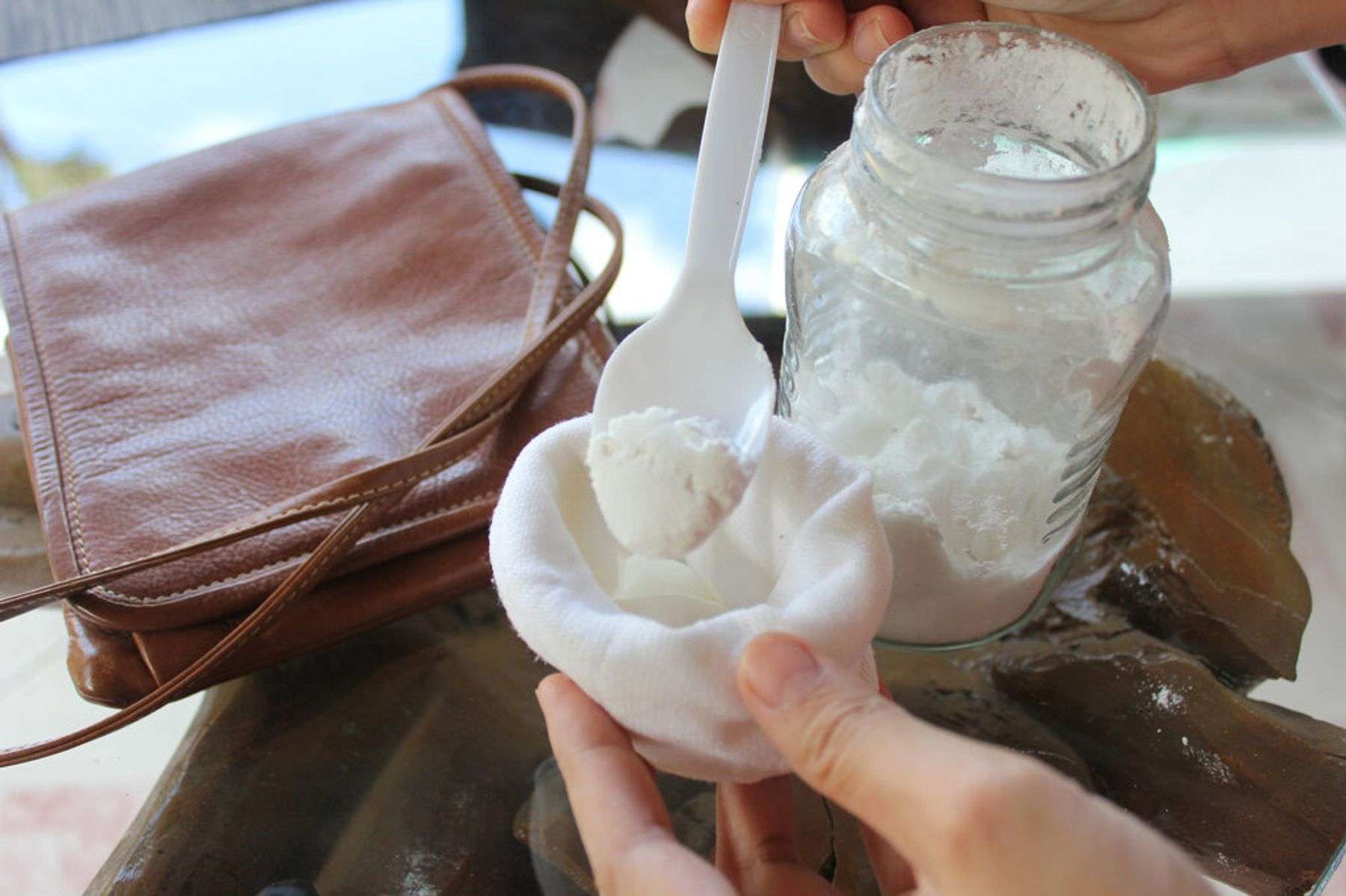 Khử mùi túi xách da bằng cách dùng bột baking soda