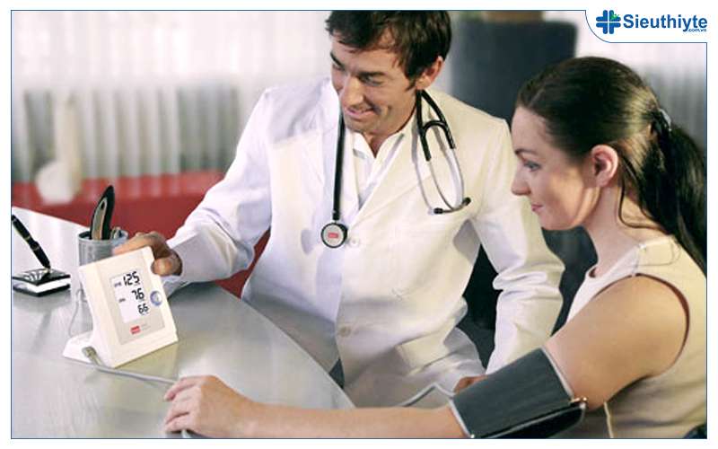 Máy đo huyết áp là thiết bị chăm sóc sức khỏe phổ biến ở mọi gia đình