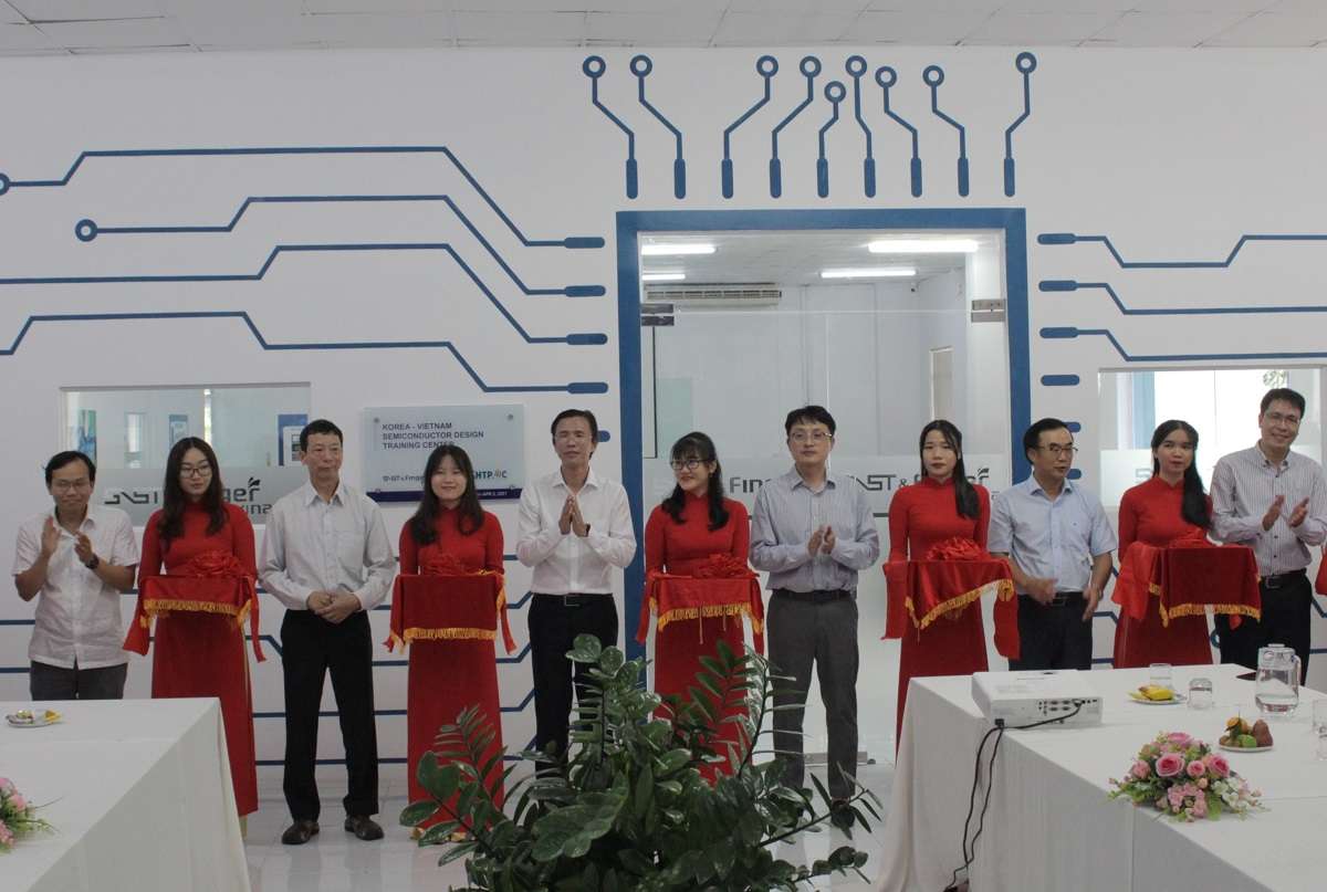 Đại diện Ban quản lý Khu công nghệ cao và các đơn vị  cắt băng khánh thành Trung tâm vi mạch bán dẫn Việt Nam - Hàn Quốc. Ảnh: Nguyễn Nam.
