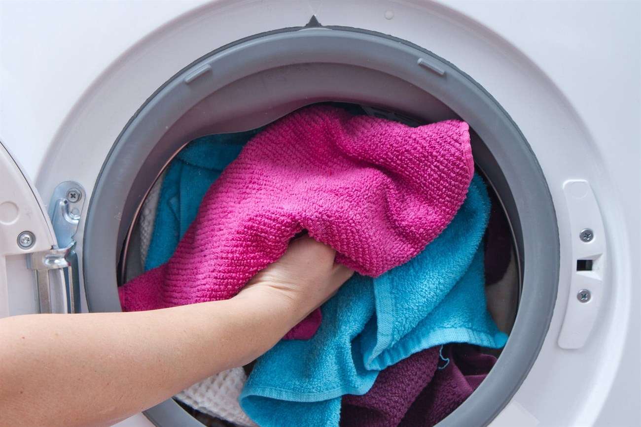 Cho quần áo vào máy giặt