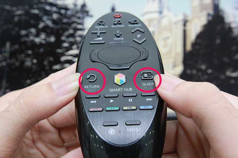 Đối với remote bluetooth Samsung 2014: hướng remote về phía tivi, giữ nút Guide và Return trong 5 giây, tivi báo kết nối thành công.