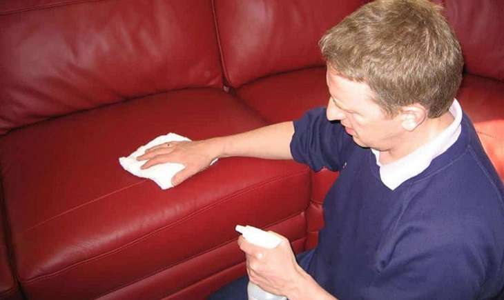 Cho vài giọt xà phòng dưỡng ẩm vào khăn ẩm mềm và lau nhẹ nhàng toàn bộ bề mặt ghế sofa