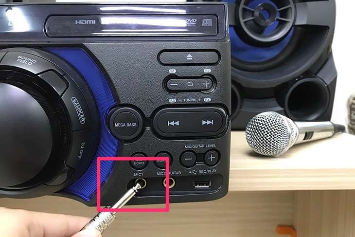 Kết nối micro vào cổng MIC trên dàn âm thanh