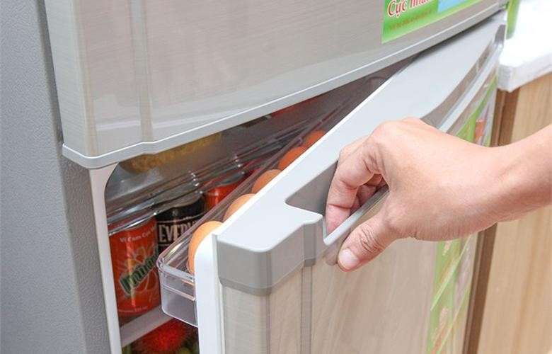 Bạn không nên mở cửa tủ lạnh liên tục vì rất dễ làm tiêu tốn nhiều điện năng