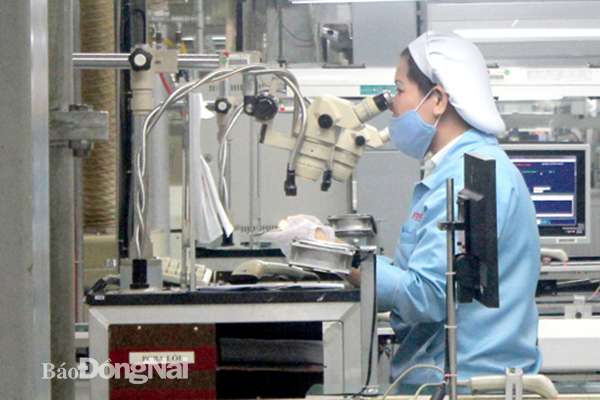 Sản xuất linh kiện điện tử tại Công ty TNHH Sản phẩm máy tính Fujitsu Việt Nam ở Khu công nghiệp Biên Hòa 2