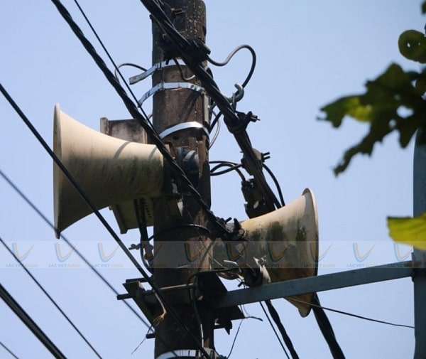 Loa phát thanh thường gặp trên các cột điện của xã, phường