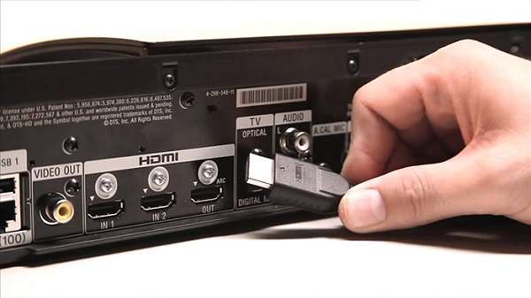 Cổng HDMI giúp việc kết nối máy tính và máy chiếu được thuận tiện và dễ dàng hơn