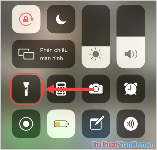 Nhấn giữ vào biểu tượng đèn Pin 2 giây