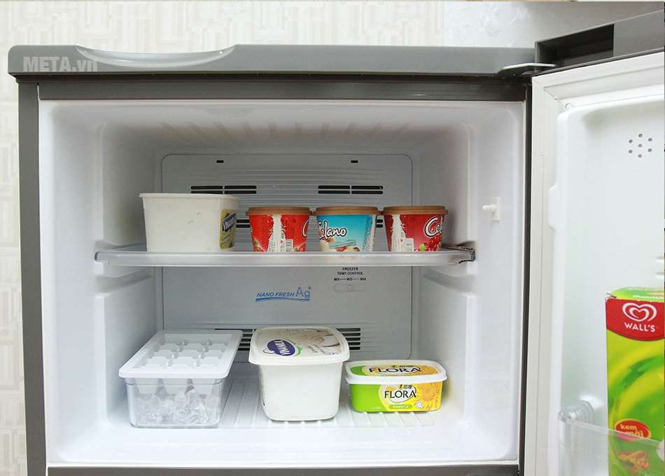 Tủ lạnh 180 lít AQUA AQR-U185BN với ngăn đá chống đóng tuyết.