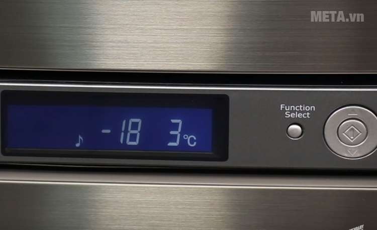 Tủ lạnh side by side 625 lít Electrolux EQE6807SD với thiết kế màn hình LCD bên ngoài.