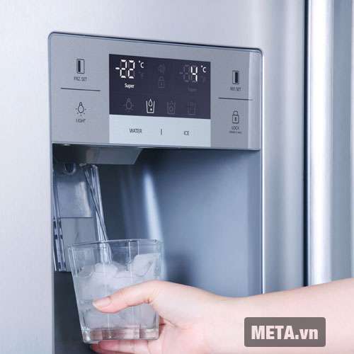 Tủ lạnh side by side 510 lít Electrolux ESE5687SB-TH có thể lấy nước lạnh từ bên ngoài.