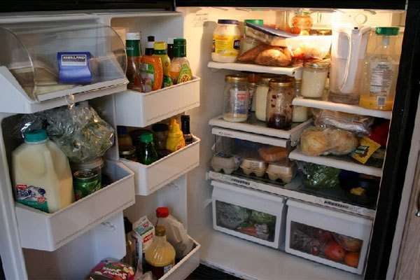 Tủ lạnh chứa quá nhiều thực phẩm cũng làm ảnh hưởng đến hoạt động