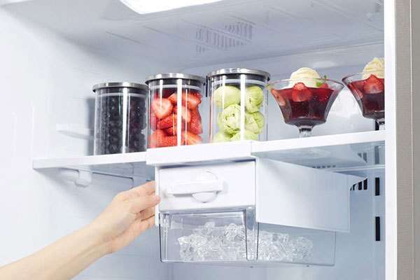 Vệ sinh hệ thống làm đá của tủ lạnh side by side thường xuyên để không gây ra mùi hôi khó chịu