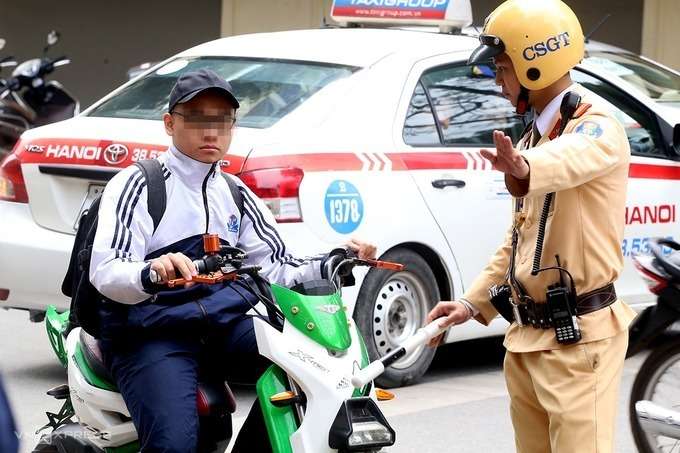CSGT Hà Nội trong một lần xử lý các em học sinh đi xe máy điện vi phạm giao thông. Ảnh: Phương Sơn