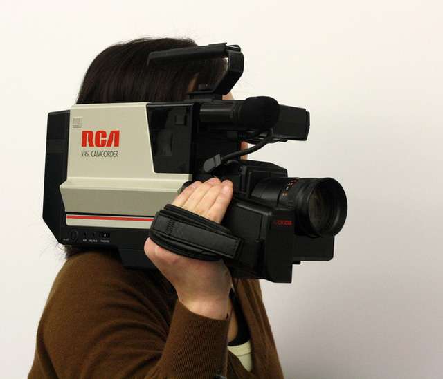 Camera ngày xưa sẽ cần một cuộn băng lớn và phải vác trên vai để giữ cân bằng.