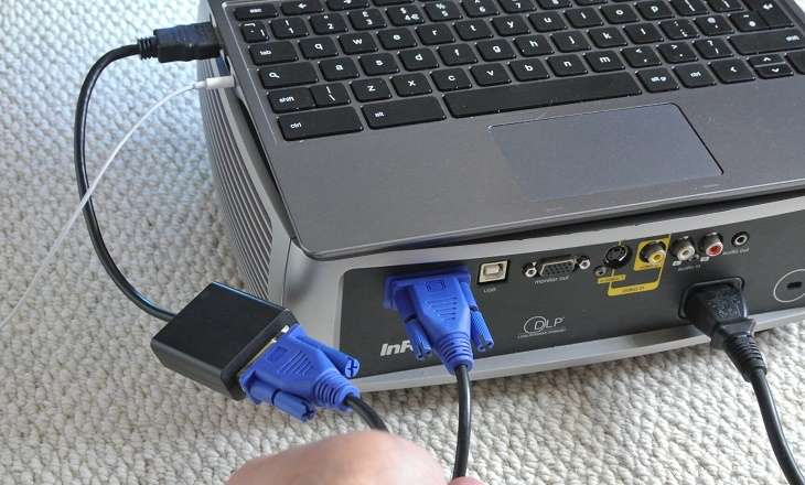 Cắm dây kết nối với cổng VGA giữa máy chiếu và laptop
