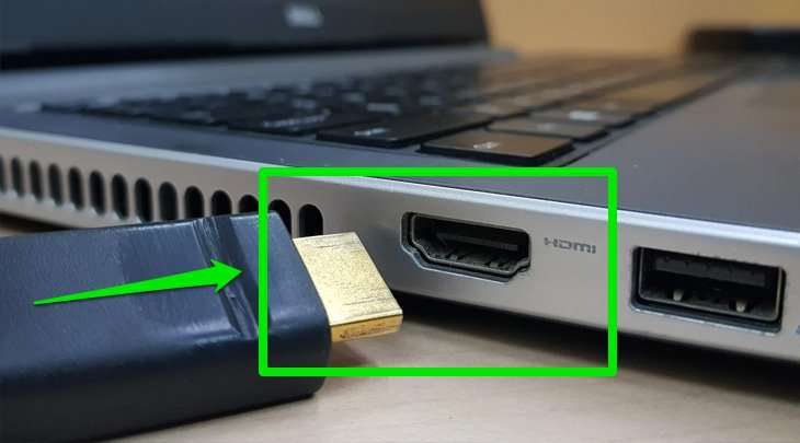 Bước 1: Bạn dùng dây cáp HDMI và cắm một đầu vào lỗ HDMI của laptop.