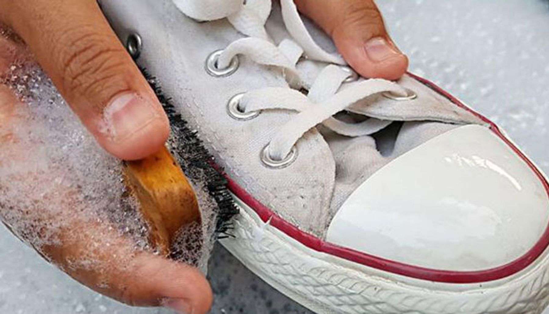 Xả sạch các chất tẩy rửa trên giày dưới vòi nước ấm để chất tẩy trôi đi hoàn toàn