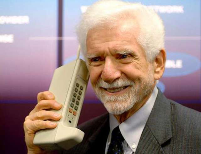 Điện thoại di động ngày xưa có kích thước rất lớn và chưa đạt được độ thẩm mỹ cao. Trong ảnh là chiếc điện thoại di động đầu tiên được ra đời vào năm 1973.