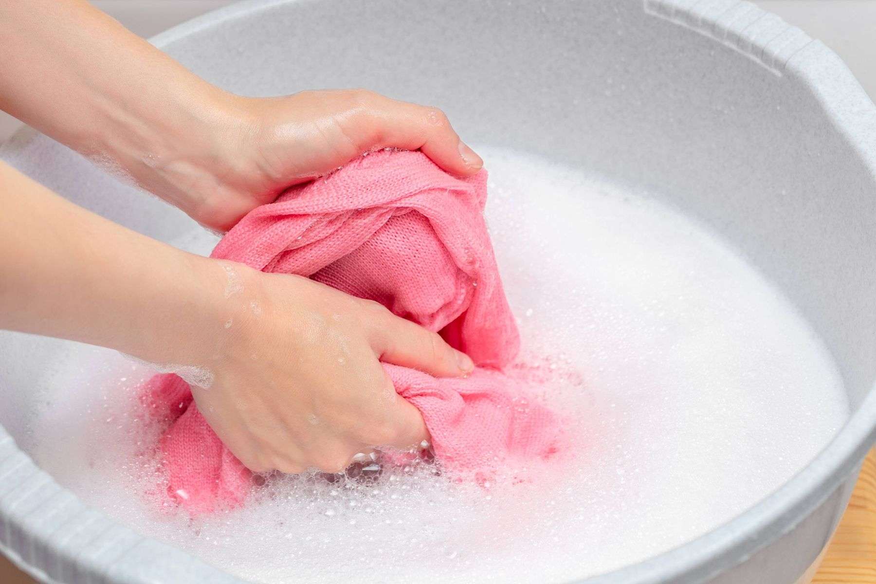 Nước xả vải có thành phần kháng khuẩn liệu có chứa hoá chất hay không?