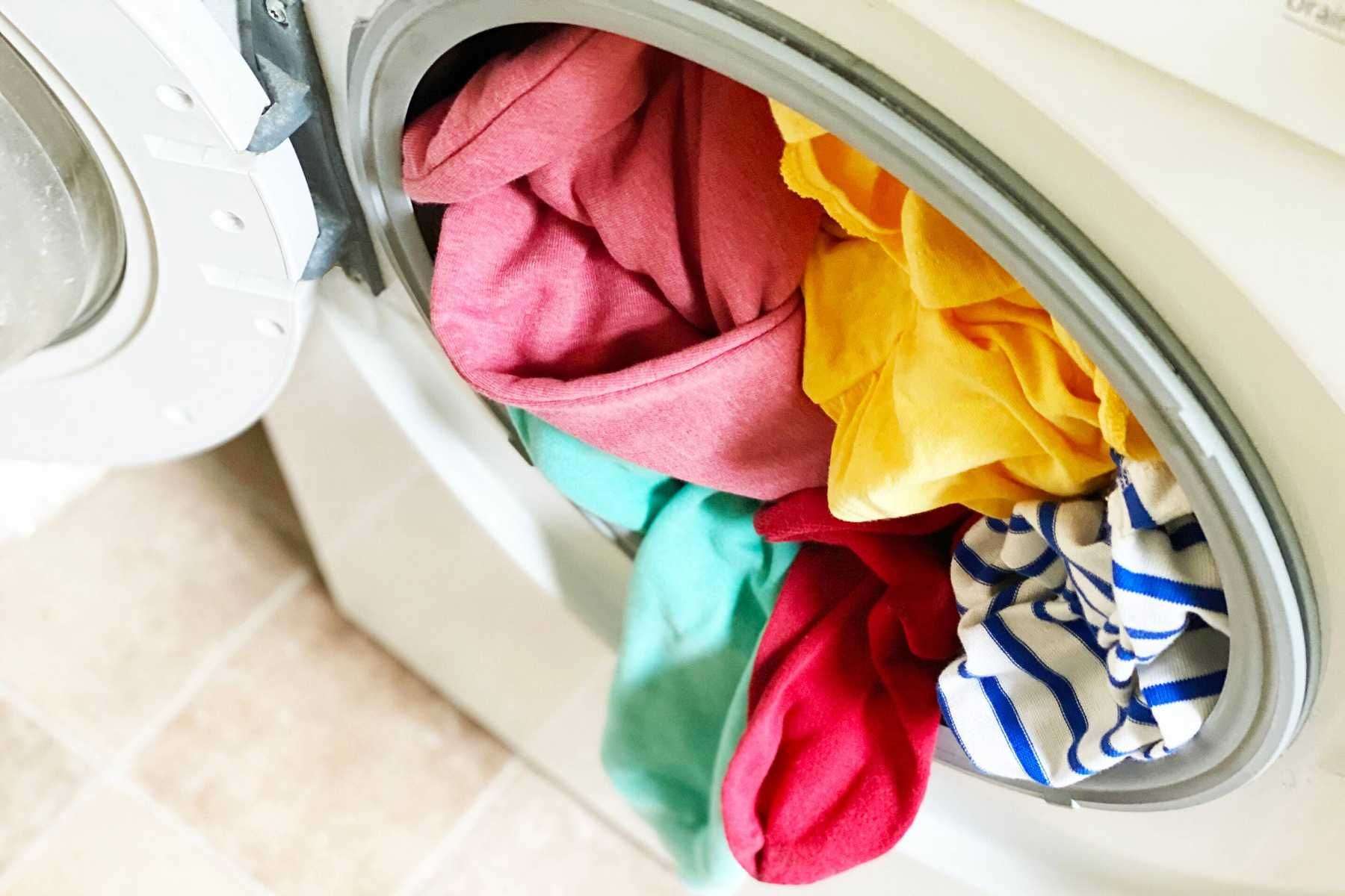 Cho quần áo vào lồng máy giặt