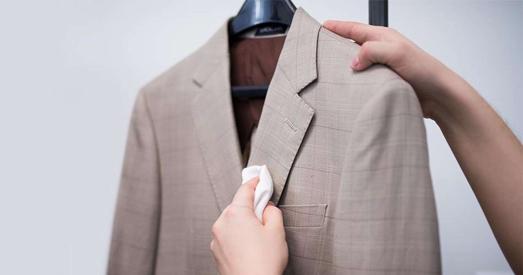 Dùng khăn ẩm để chà nhẹ lên các vết bẩn trên áo vest để vệ sinh trước khi giặt bằng máy giặt