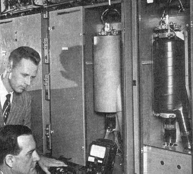 Bộ nhớ RAM  ngày xưa là một cỗ máy dạng ống. Trong ảnh là William Tube, đây là phiên bản đầu của RAM máy tính vào năm 1946.