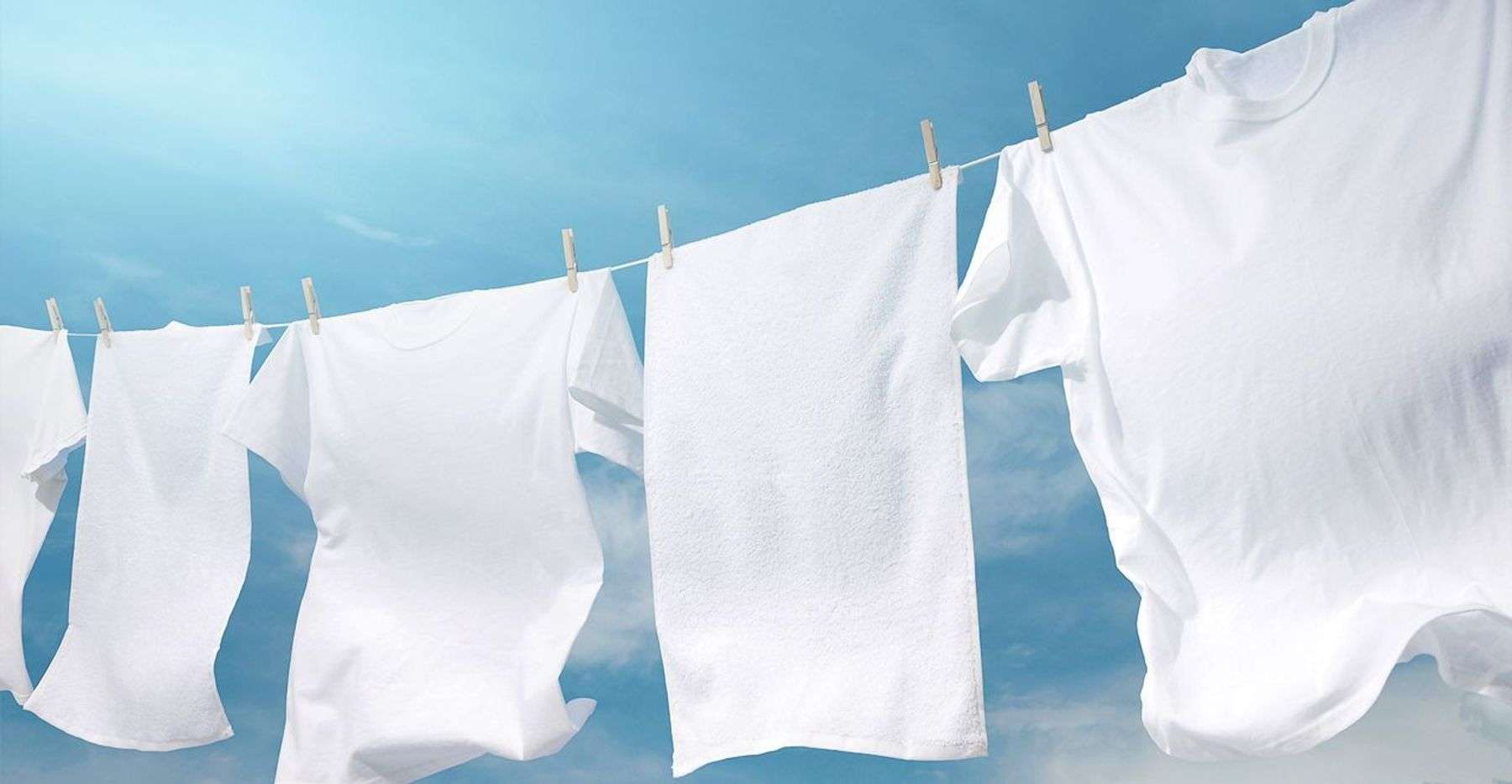 Cách tẩy quần áo trắng bị lem màu hiệu quả ngay lập tức - Phơi quần áo trong nắng 