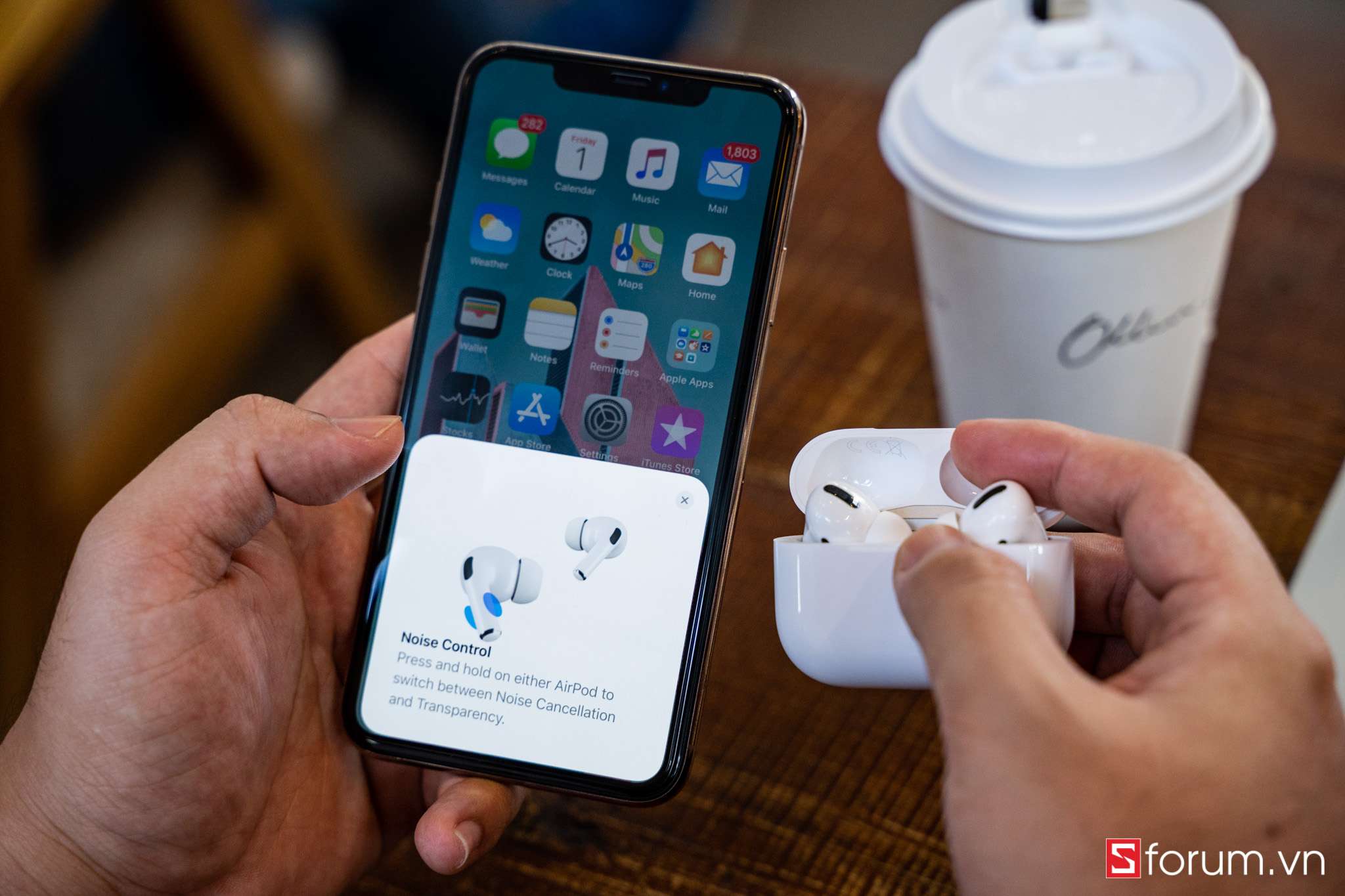 Sforum - Trang thông tin công nghệ mới nhất AirPods-Pro-124-1 Hướng dẫn sử dụng AirPods, AirPods Pro chi tiết từ A đến Z mà bạn nên biết 