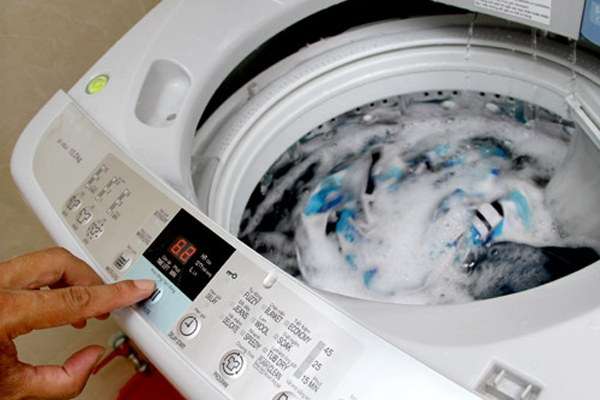 Nếu quần áo không thực sự quá bẩn bạn nên chọn chế độ giặt lạnh