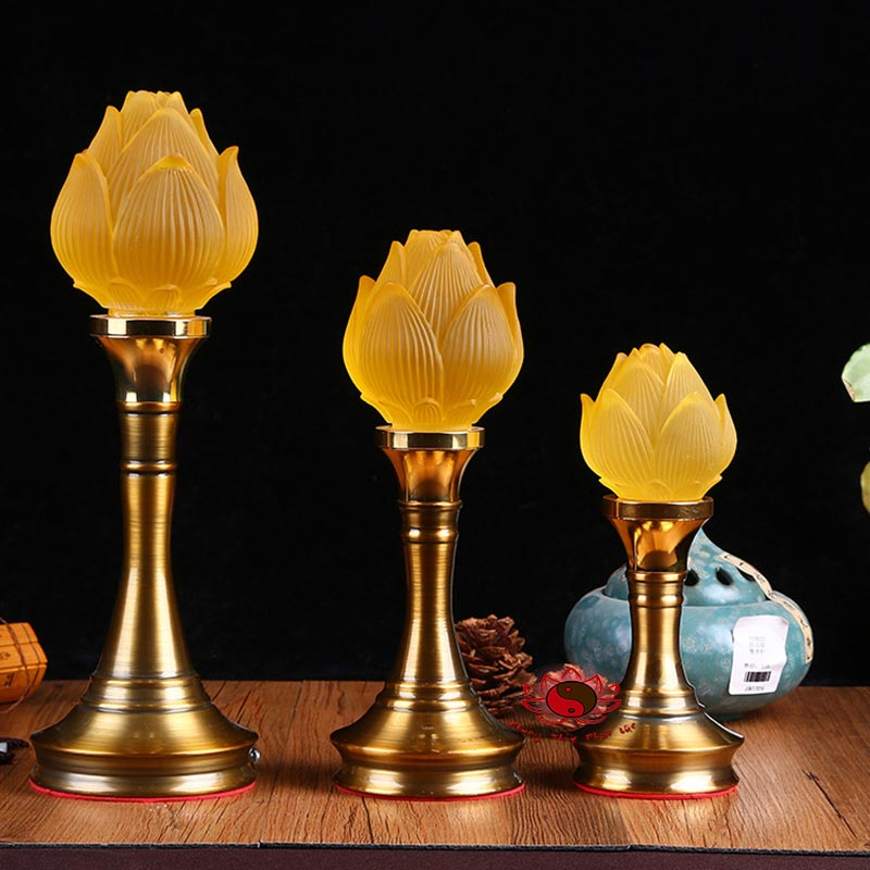 Đèn thờ hoa sen tinh khôi trên bàn thờ Phật