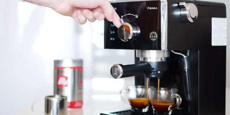 Máy pha cà phê hạt giúp bạn tiết kiệm thời gian và công sức