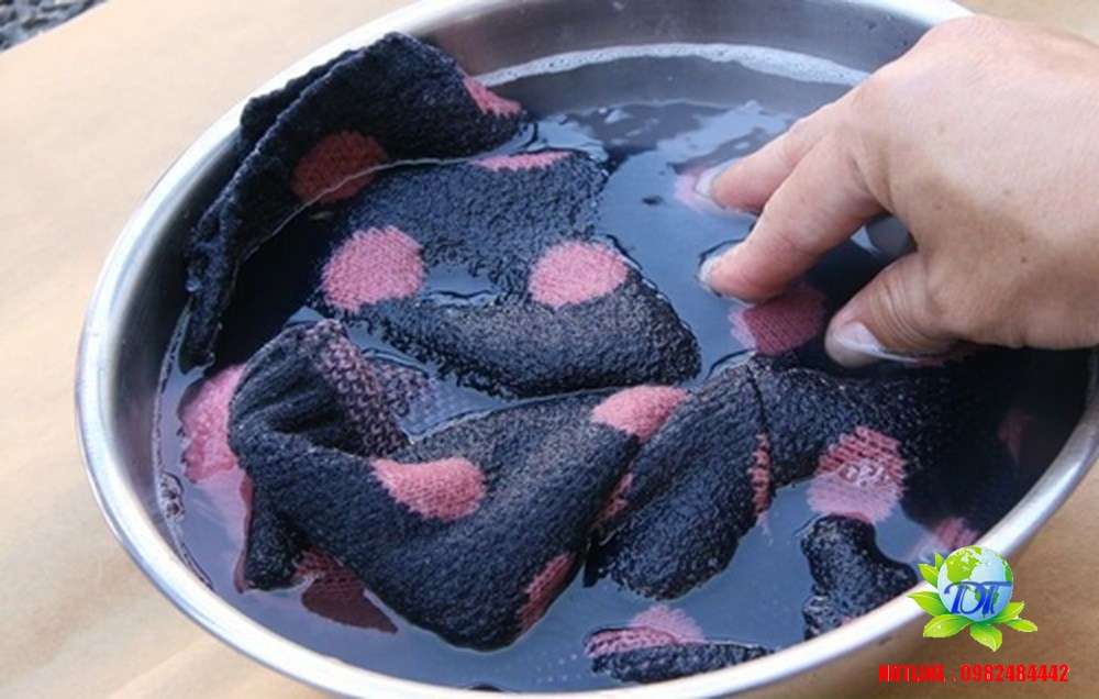 Ngâm áo len trong chậu nước ấm đã hòa tan bột giặt