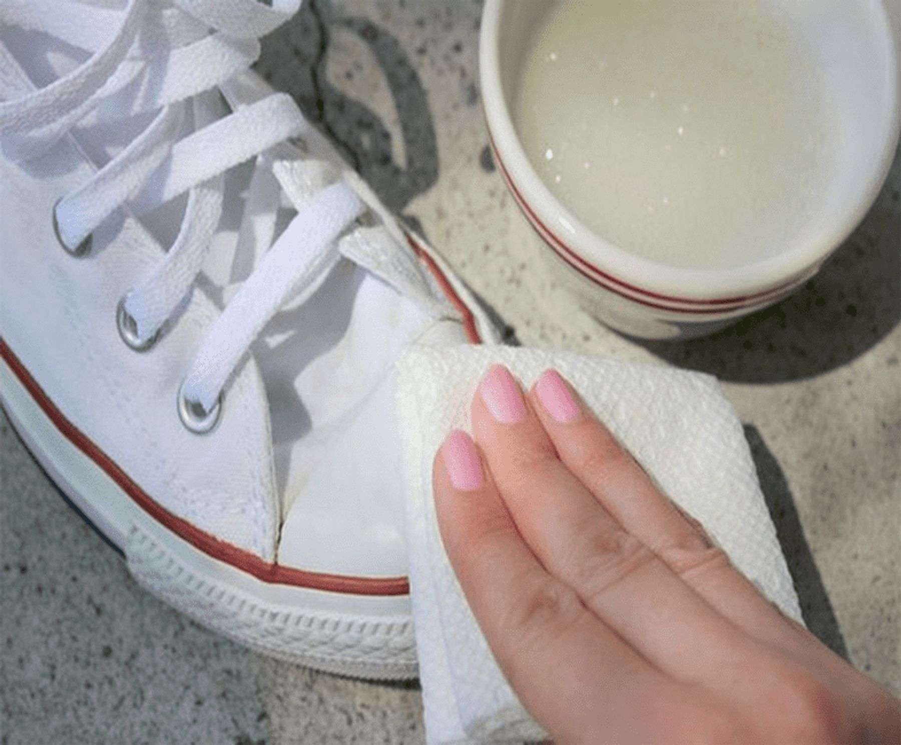 Cách tẩy giày trắng bị ố vàng bằng giấy vệ sinh và nước
