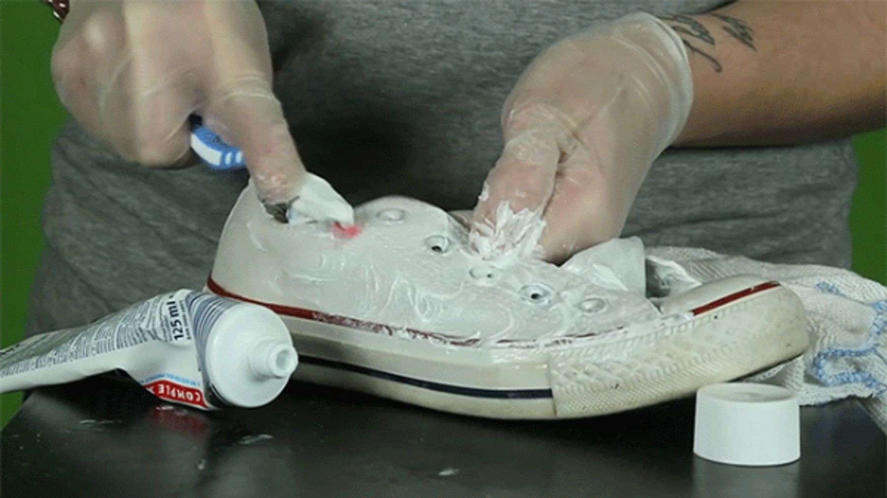 Tẩy trắng giày bằng kem đánh răng