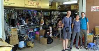 Anh em DIY đến từ Mỹ tham quan chợ Nhật Tảo