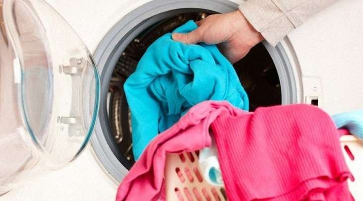 Lấy quần áo ra ngay khi giặt xong