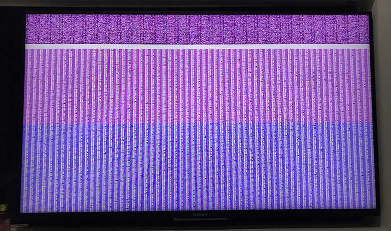 Khi tivi có hiện tượng trắng màn hình khi khởi động hoặc bị kẻ sọc trên màn hình, hình ảnh bị mờ hoặc chỉ hiển thị 1 phần là những dấu hiệu của lỗi bo Tcon hoặc đèn hình