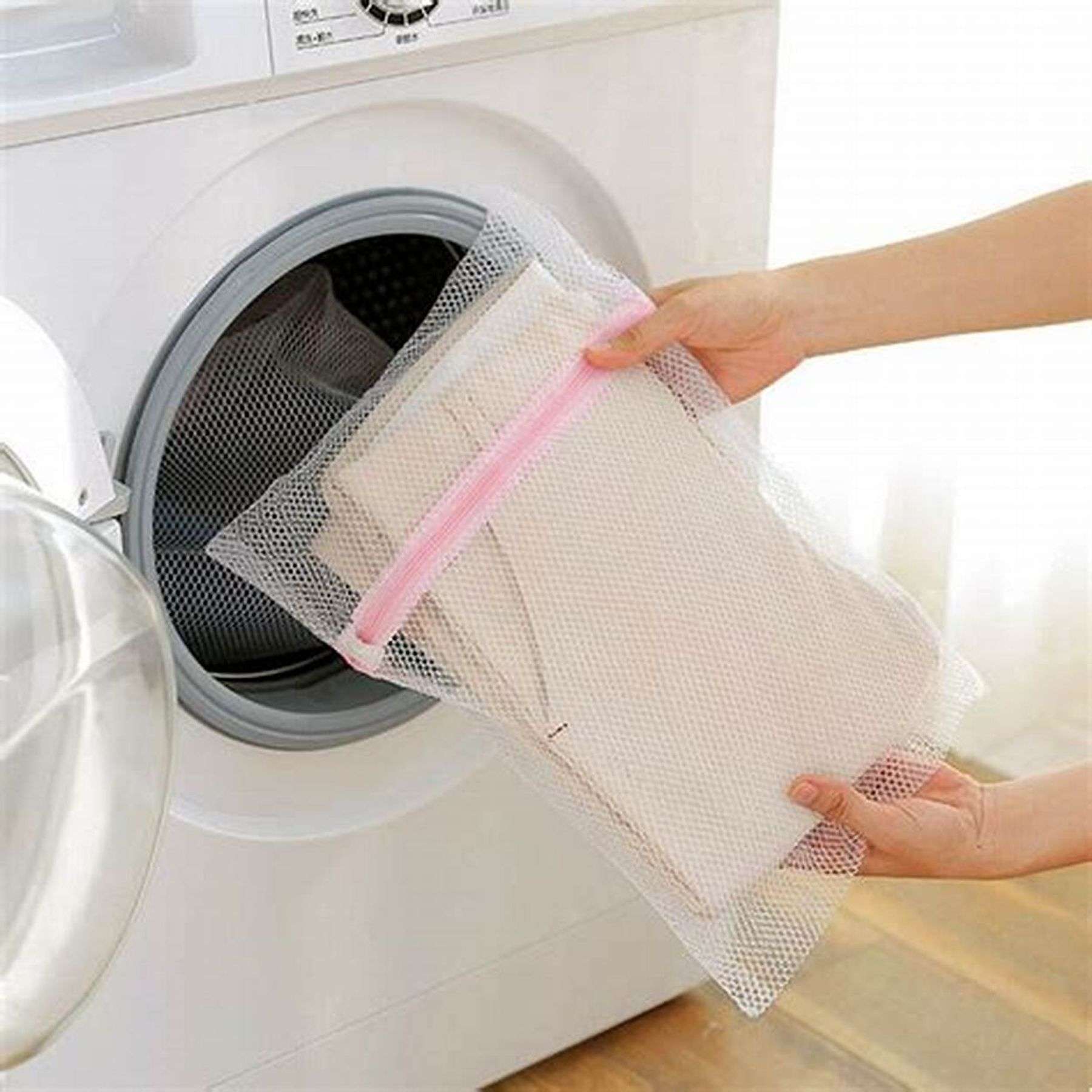 Cho quần áo vào túi giặt đồ - giặt quần áo bằng máy giặt