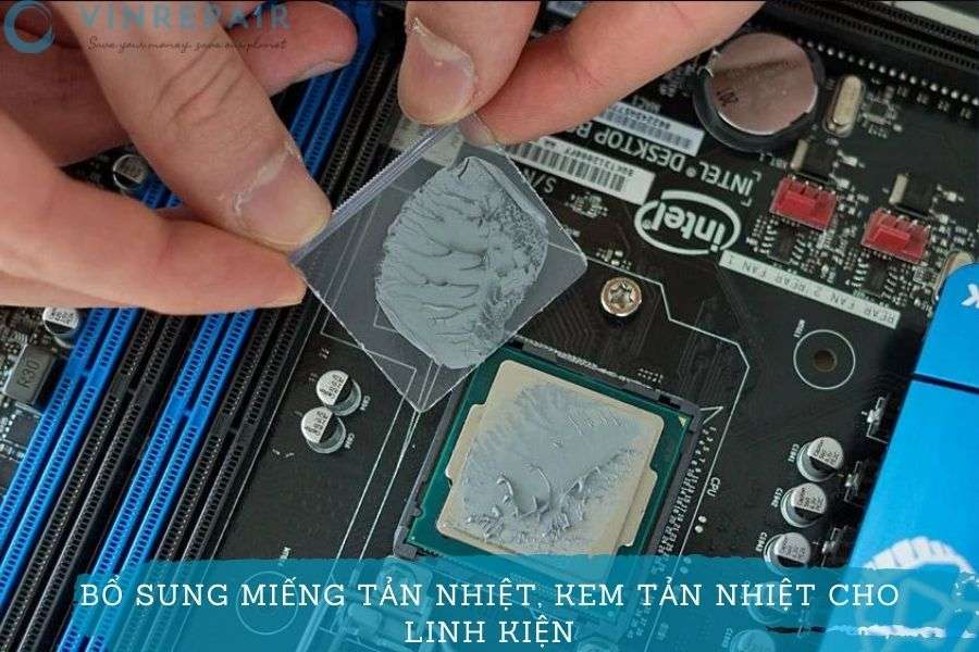 thêm kem tản nhiệt và miếng tản nhiệt cho các linh kiện trên mạch điện tử