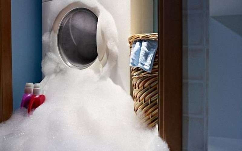 Bọt xà phòng tràn ra ngoài dễ gây hư hại cho máy giặt
