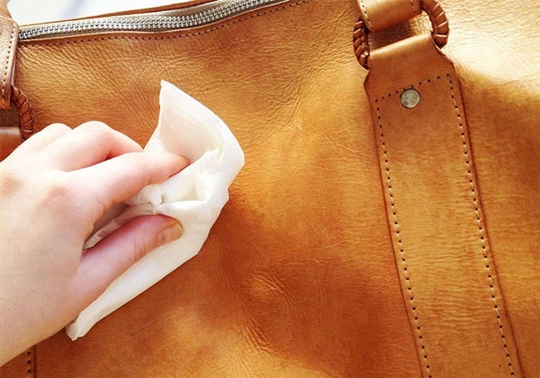 Cách vệ sinh túi da mộc sạch bóng như mới trong 4 bước đơn giản