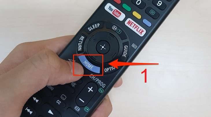 Bạn nhấn vào nút HOME của điều khiển tivi để vào giao diện chính của tivi