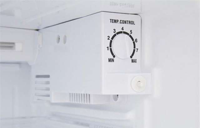 Nút điều chỉnh nhiệt độ của tủ lạnh Aqua