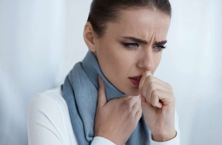 Độ ẩm không khí giảm khiến bạn dễ bị đau họng, nghẹt mũi